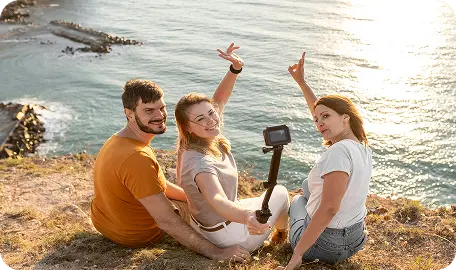 Компания друзей наслаждается отдыхом у моря