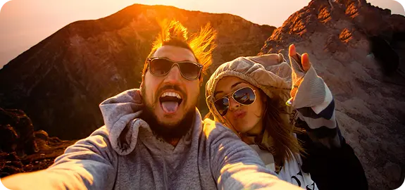 Туристы делают селфи в горах