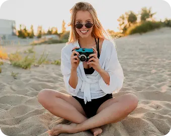 Девушка отдыхает на пляже